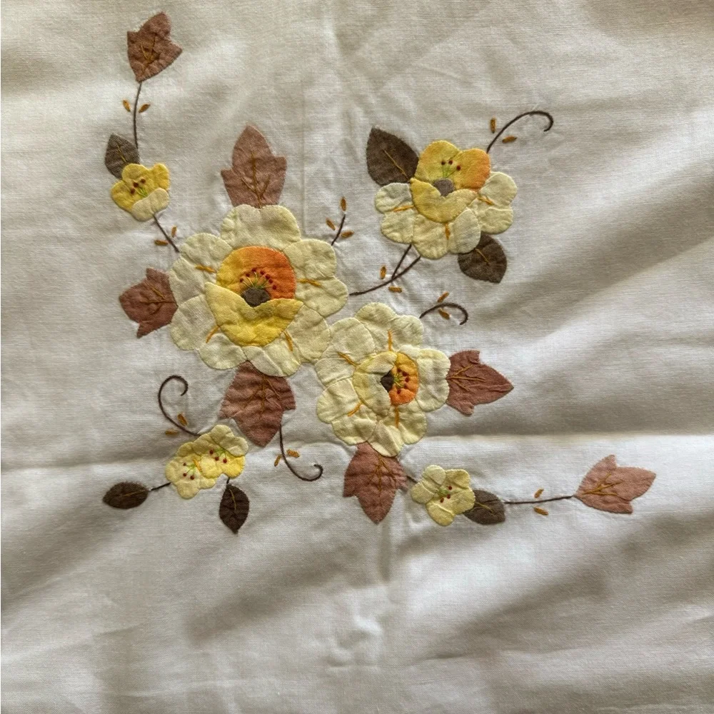 LARGE 13PC Vtg LARGE handmade Spring white and yellow tablecloth and 12 napkins.